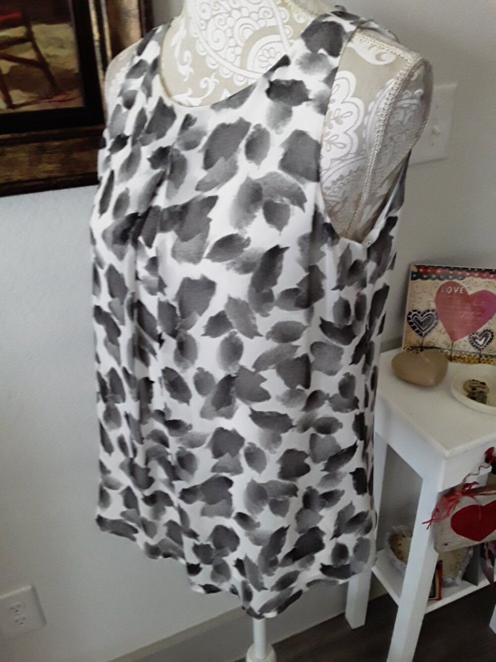 White House Black Market lovely leaf design top size XS